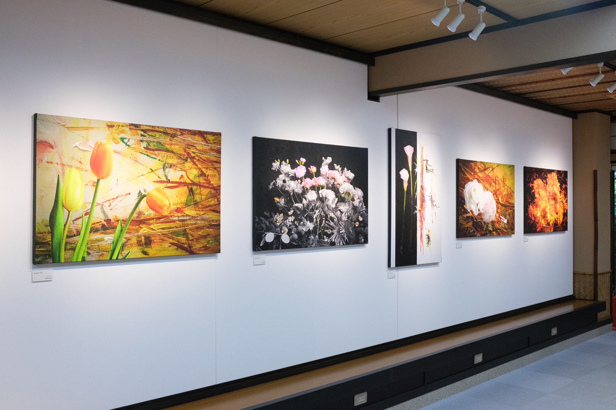 1F展示室。花のキャンバス作品が並ぶ