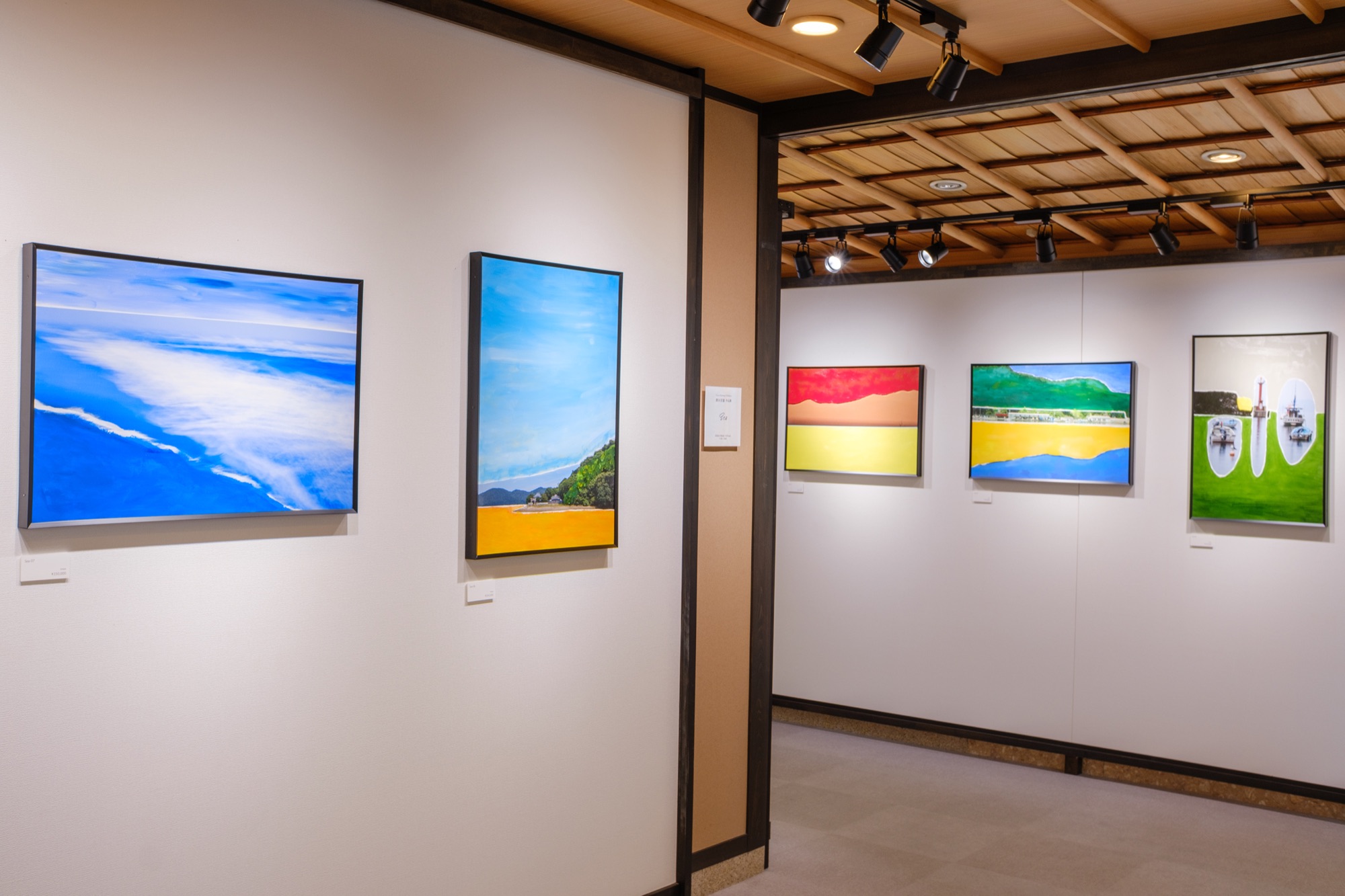 1F展示室。Seaのキャンバス作品が並ぶ