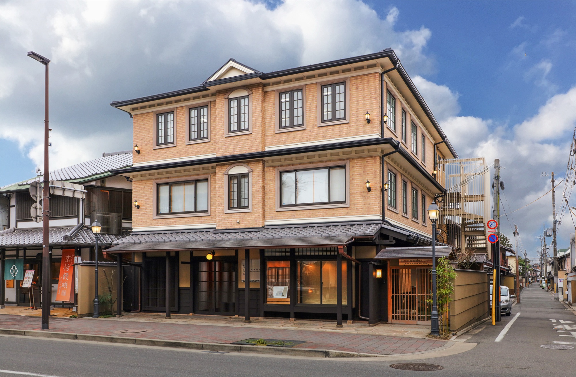 京都写真美術館の建物全景。神宮道沿いに建つ