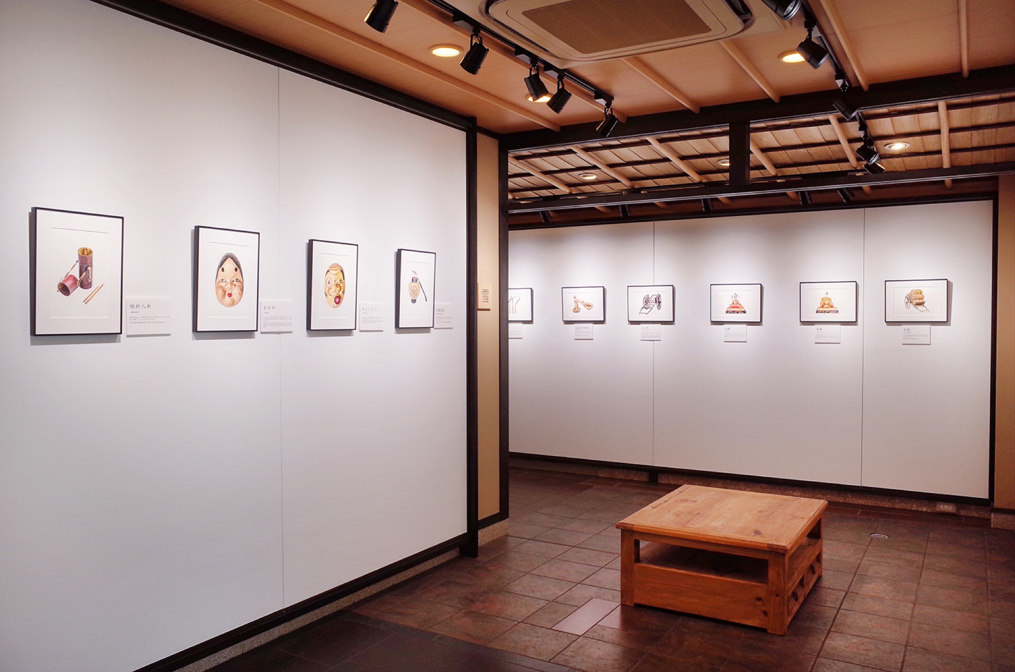 1F正面玄関側の展示室。小品が並ぶ