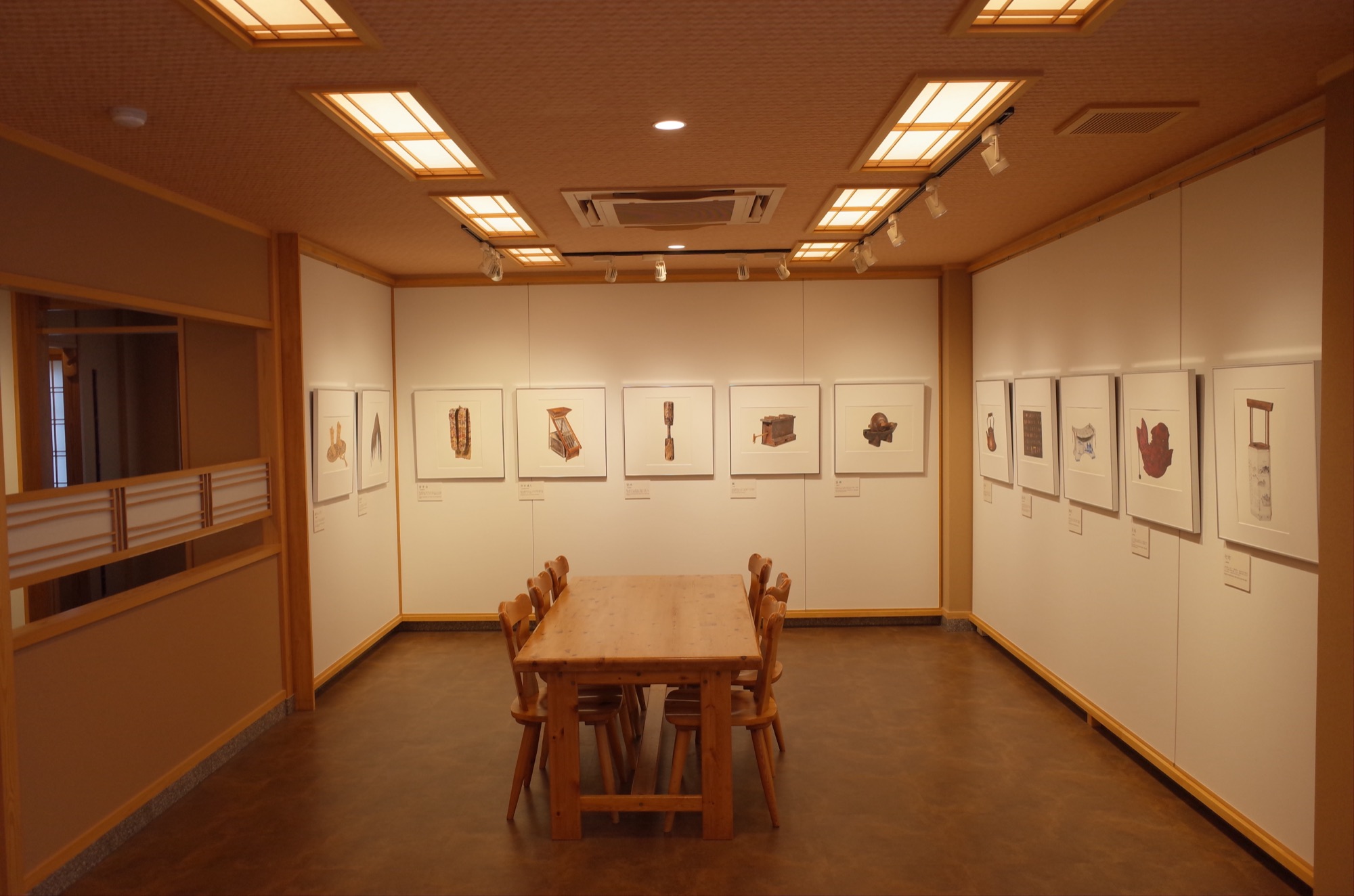 2F。部屋全体とテーブル